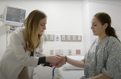 Кодирование Аквилонг в Ялте Врач держит пациентку за руку