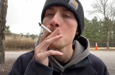 Лечение зависимости от табакокурения в Ялте Мужчина с сигаретой делает затяжку