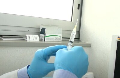 Проведение кодирования Вивитролом в Ялте Шприц с Вивитролом в руках у врача